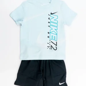 Completo con pantaloncino in tessuto tecnico NIKE